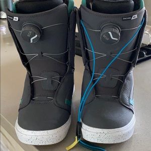 Vans women’s snowboard boots BRAND NEW NEVER USED